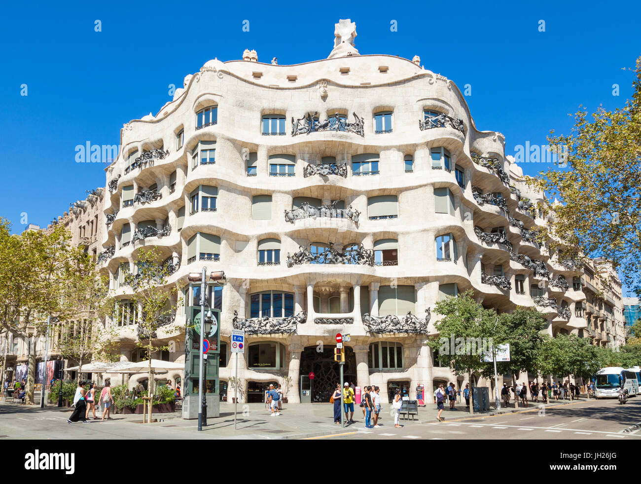 Fassade der Casa Mila (La Pedrera) von Antoni Gaudi, UNESCO-Weltkulturerbe, Barcelona, Katalonien (Catalunya), Spanien Stockfoto