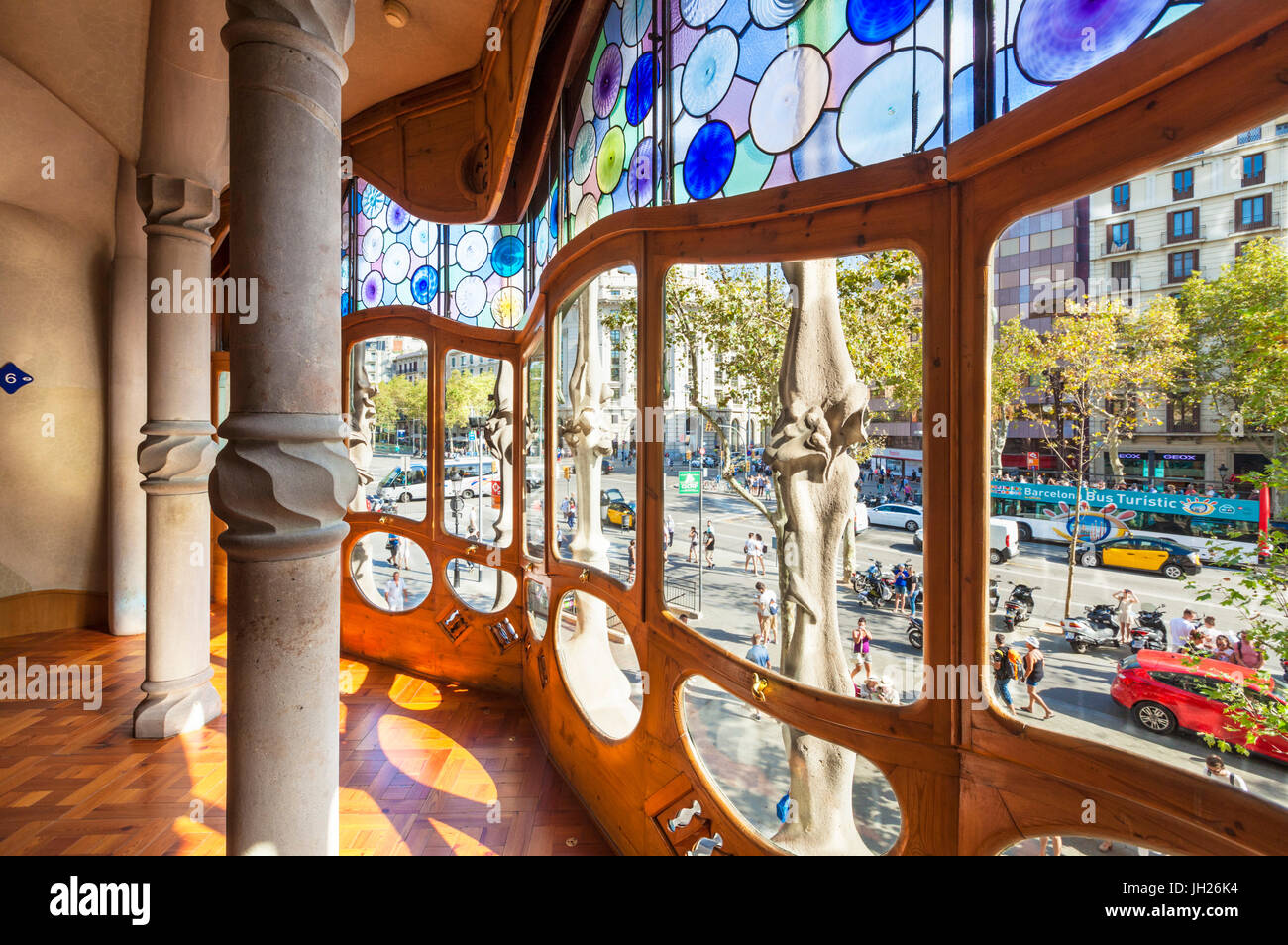 Glasmalerei in Casa Batllo, einem modernistischen Gebäude von Antoni Gaudi, UNESCO, Passeig de Gracia, Barcelona, Katalonien, Spanien Stockfoto