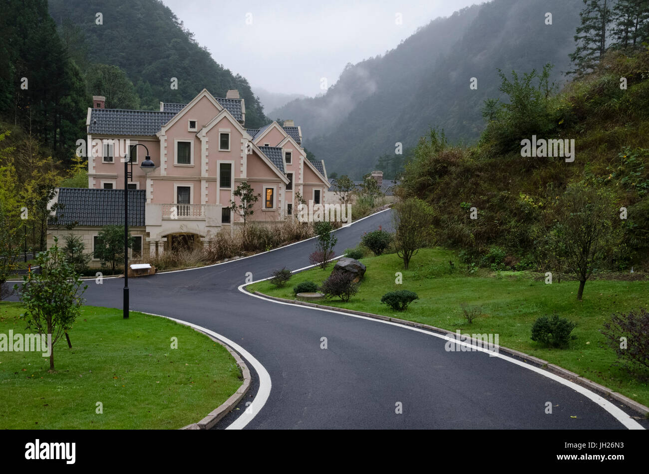 EUROSTYLE-Feriendorf rund um das Swanburg Hotel, Shiyang Linchang, Wencheng, Wenzhou, Zhejiang Province, China, Asien Stockfoto