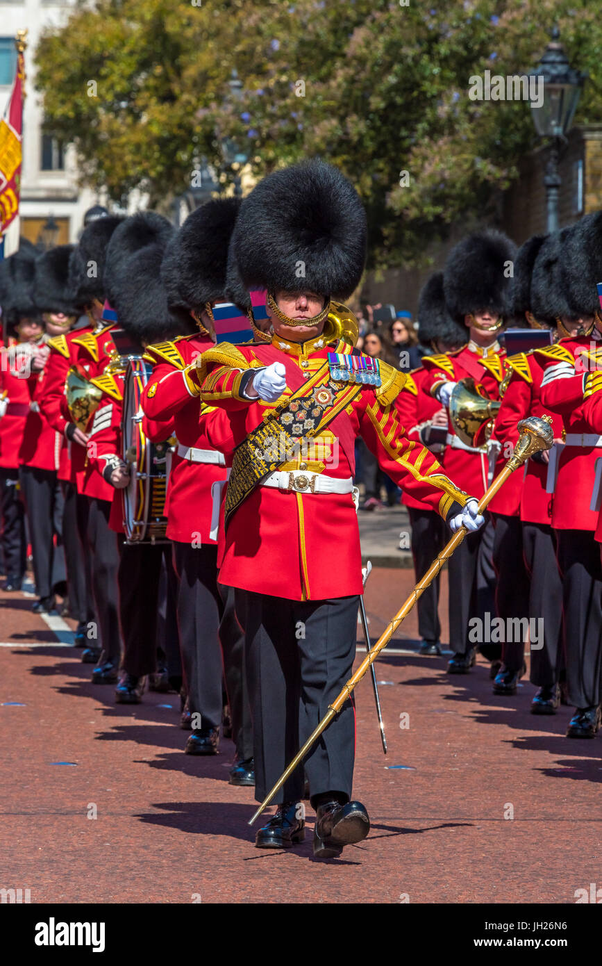 Wechsel von der Garde, Buckingham Palace, die Mall, London, England, Vereinigtes Königreich, Europa Stockfoto