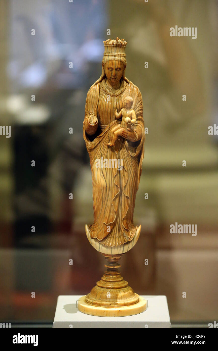 Museum für asiatische Civlisations.  Christentum in Asien: sakrale Kunst und visuelle Pracht.  Madonna mit Kind. Sri Lanka, Mitte des 16. Jahrhunderts. Elfenbein-Skulptur.  S Stockfoto