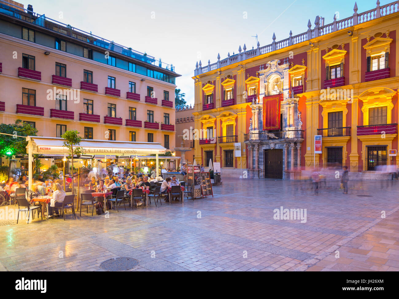 Ansicht des Restaurants an der Plaza del Obispo bei Dämmerung, Malaga, Costa Del Sol, Andalusien, Spanien, Europa Stockfoto