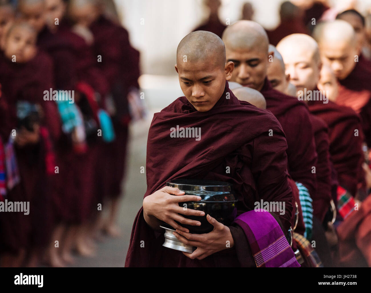 Neuling buddhistischen Mönchen ins Kloster für ihr Frühstück, Amarapura, Mandalay, Mandalay Region, Myanmar (Burma), Asien Stockfoto