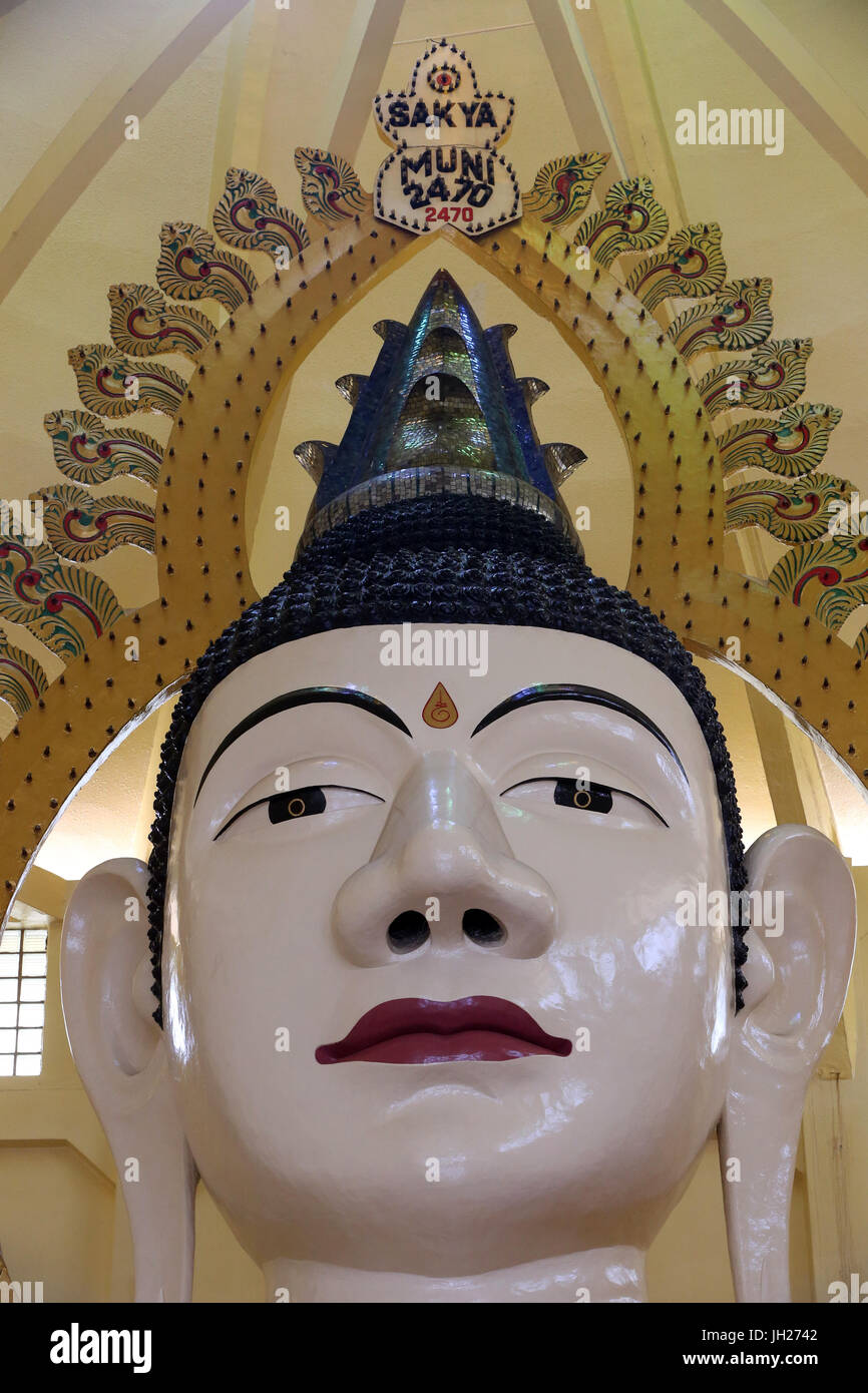 Sakyamuni Buddha Gaya Tempel.   Hohe Statue eines sitzenden Shakyamuni Buddha. Singapur. Stockfoto