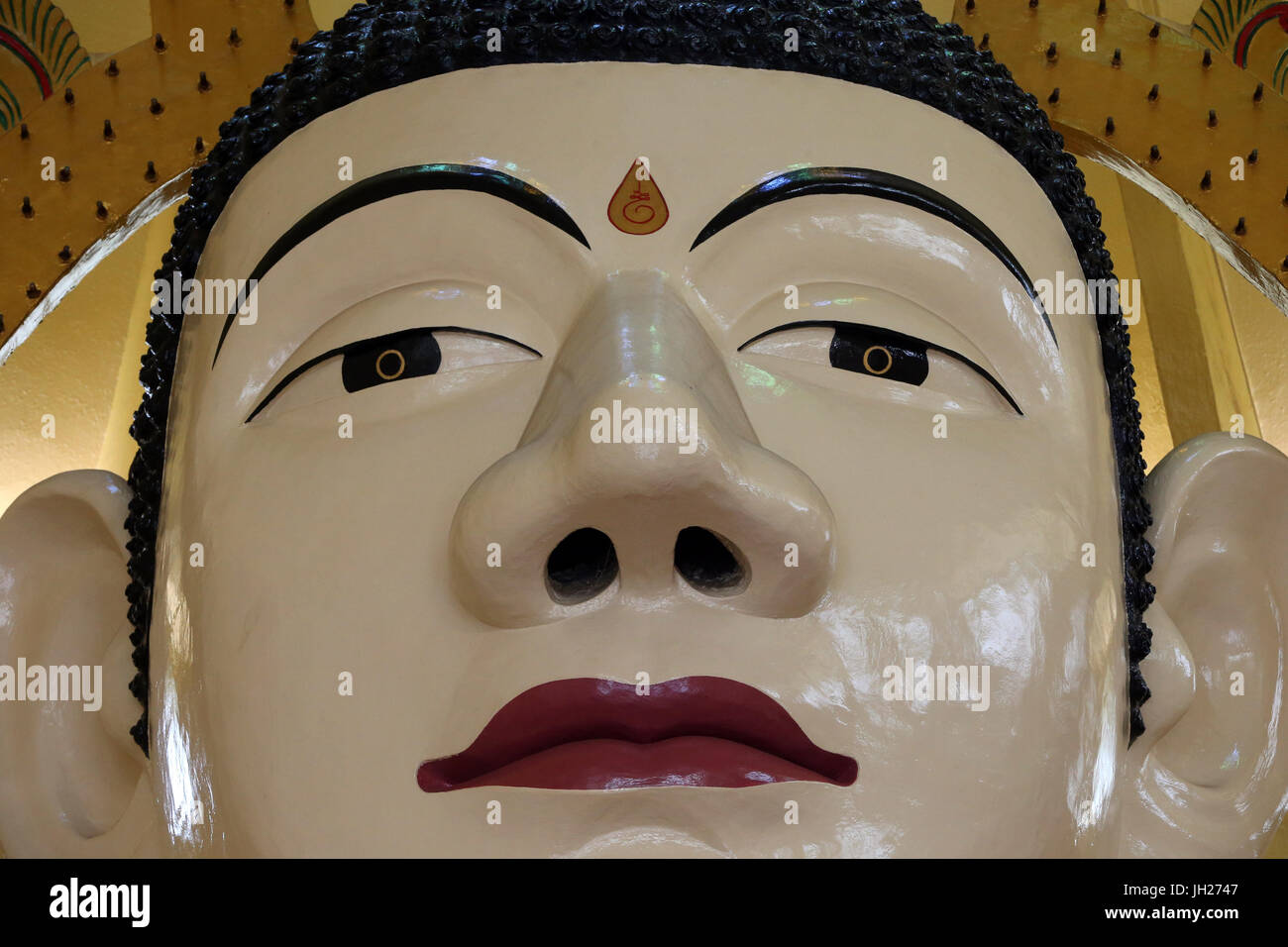 Sakyamuni Buddha Gaya Tempel.   Hohe Statue eines sitzenden Shakyamuni Buddha. Singapur. Stockfoto