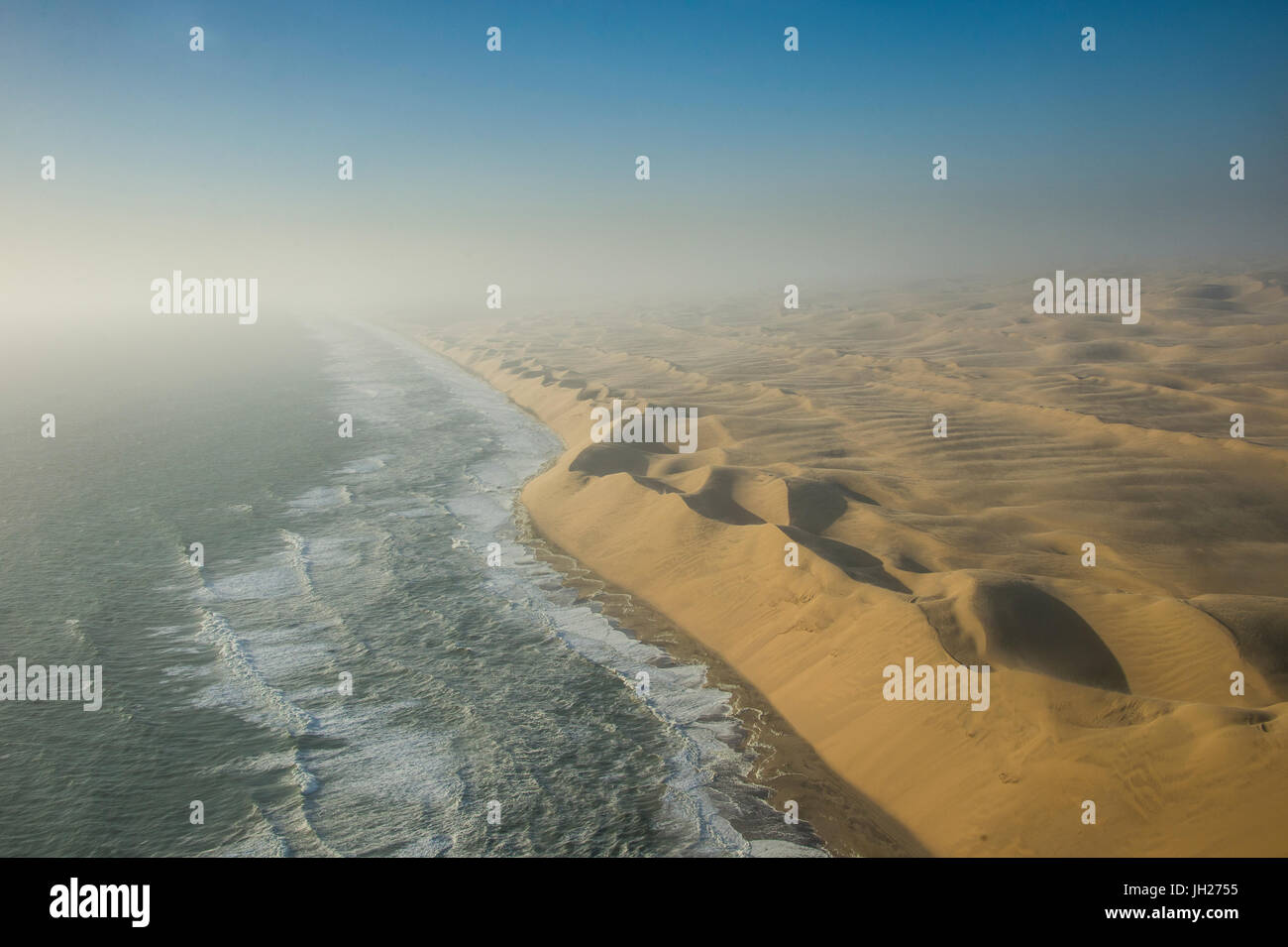 Antennen von Sanddünen der Namib-Wüste treffen am Atlantischen Ozean, Namibia, Afrika Stockfoto