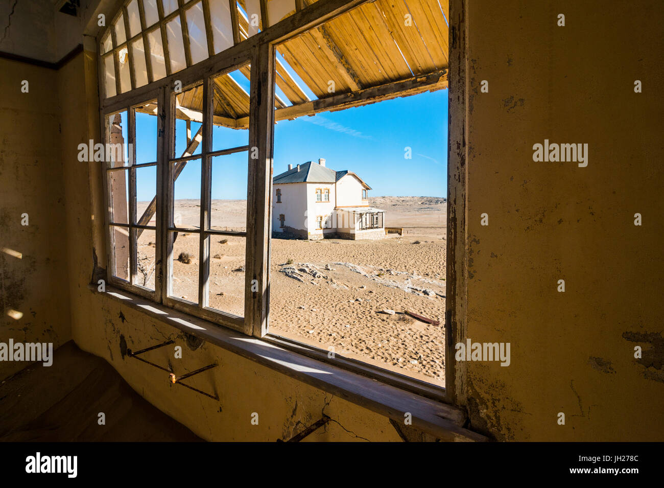 Fenster von einem alten Kolonialhaus, Alter Diamant ghost Town, Kolmanskop (Kolmanskuppe), in der Nähe von Lüderitz, Namibia, Afrika Stockfoto