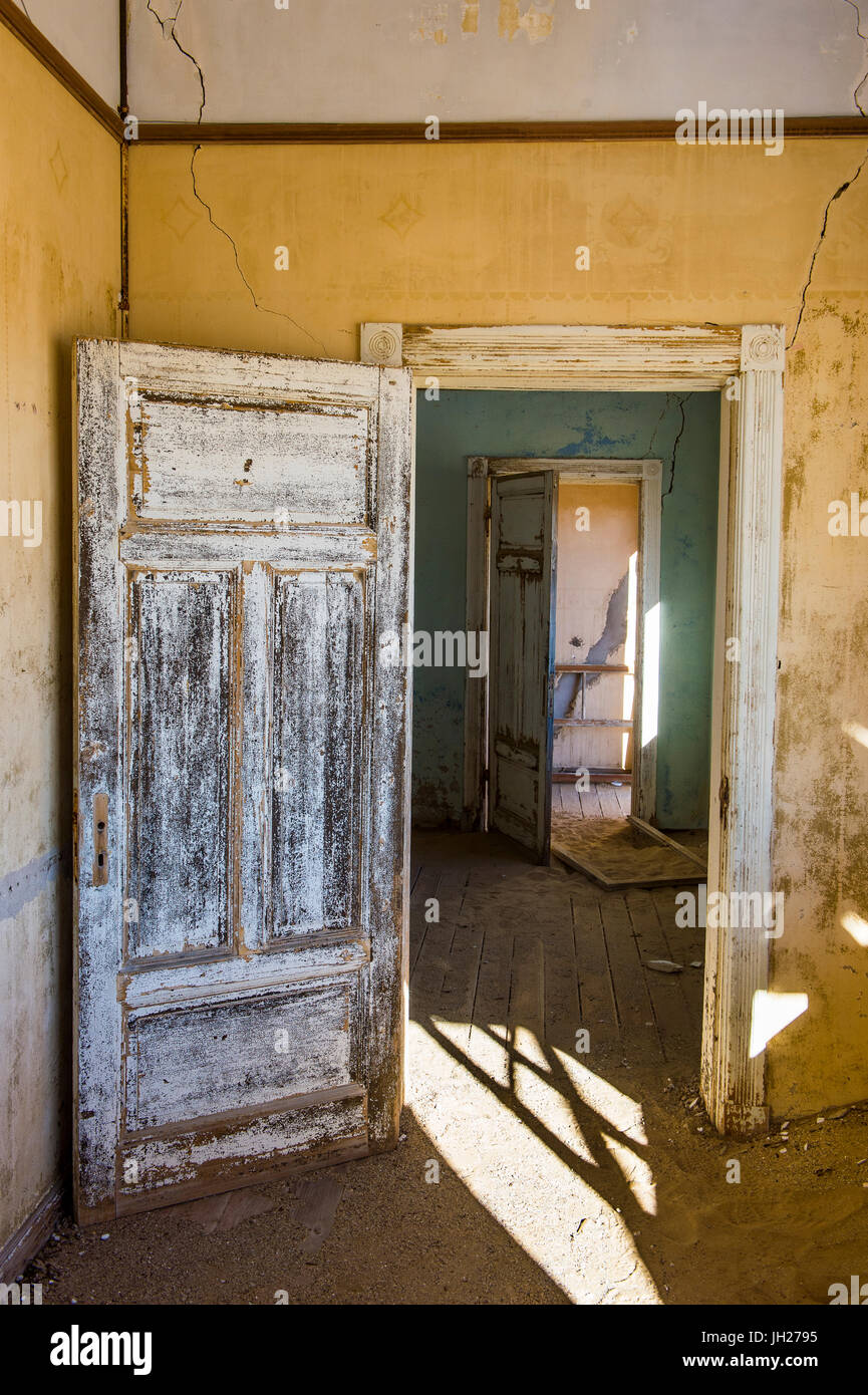 Innere ein Haus im Kolonialstil, Alter Diamant ghost Town, Kolmanskop (Kolmanskuppe), in der Nähe von Lüderitz, Namibia, Afrika Stockfoto