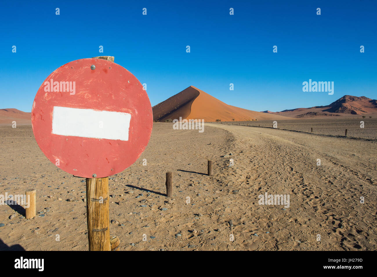 Keine Weitergabe-Zeichen vor der riesigen Sanddüne 45, Sossusvlei, Namib-Naukluft-Nationalpark, Namibia, Afrika Stockfoto