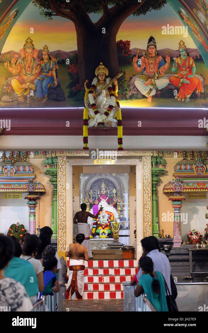 Sri Mariamman Hindu-Tempel.  Puja-Zeremonie.  Singapur. Stockfoto