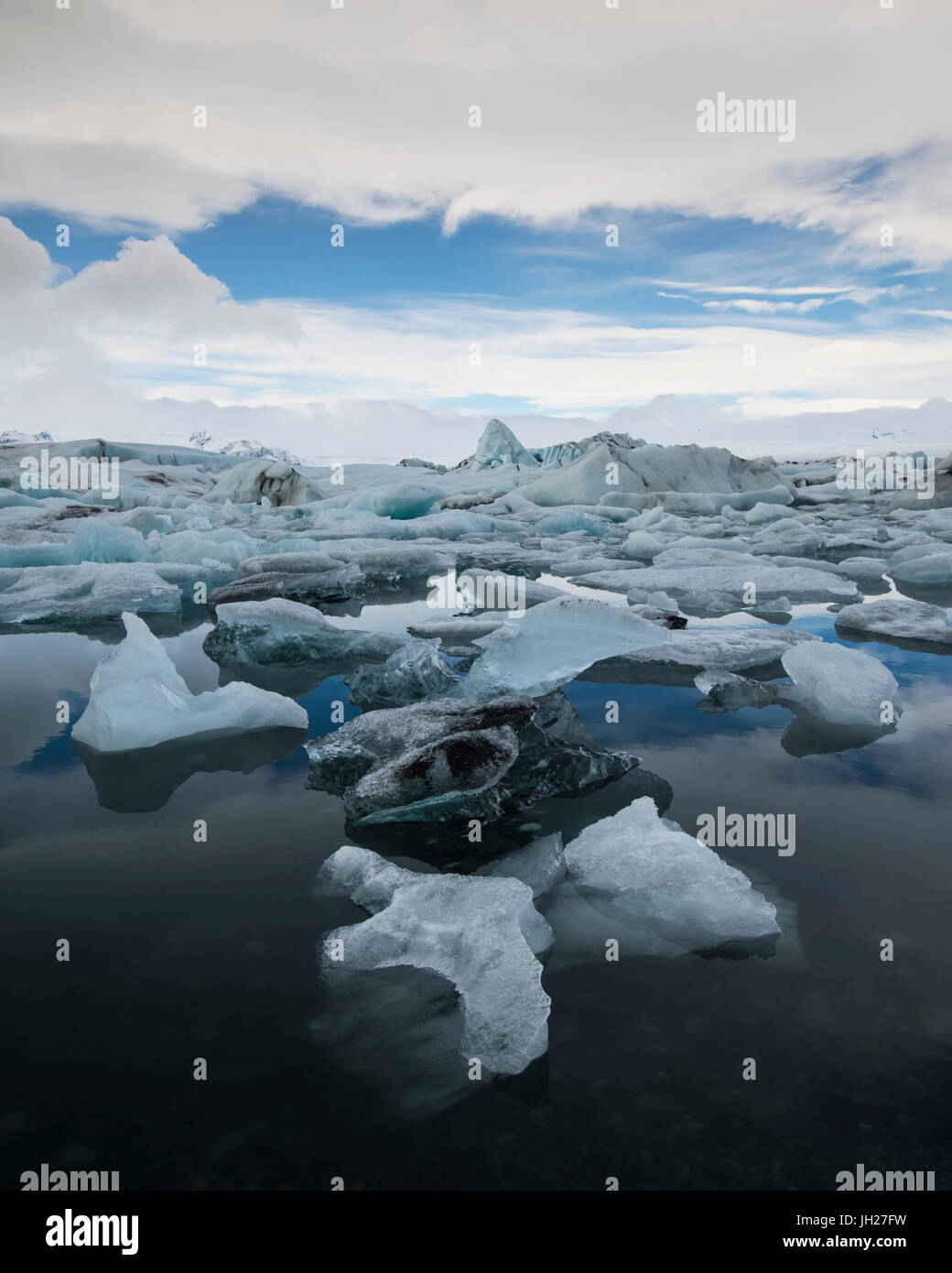 Eisberge schwimmen in den Polargebieten Gletscherlagune Jökulsárlón, Island, Stockfoto