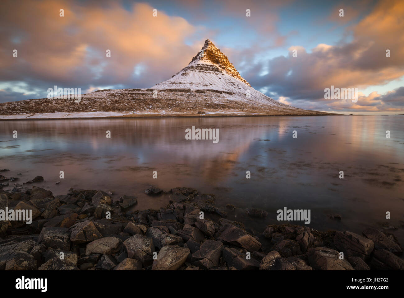 Kirkjufell Berg bei Sonnenaufgang, Snaefellsness Halbinsel, Island, Polarregionen Stockfoto