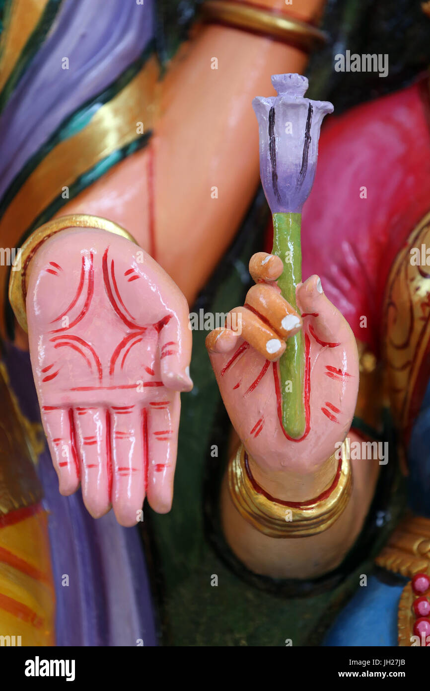 Hindu-Tempel Sri Vadapathira Kaliamman. Hindu-Gottheiten. Händen. Schließen-Ip.  Singapur. Stockfoto