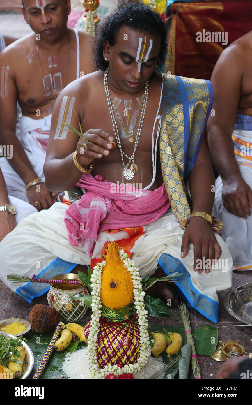 Hindu-Tempel Sri Vadapathira Kaliamman. Hinduistischen Brahmanen Priester.   Puja-Zeremonie.  Singapur. Stockfoto