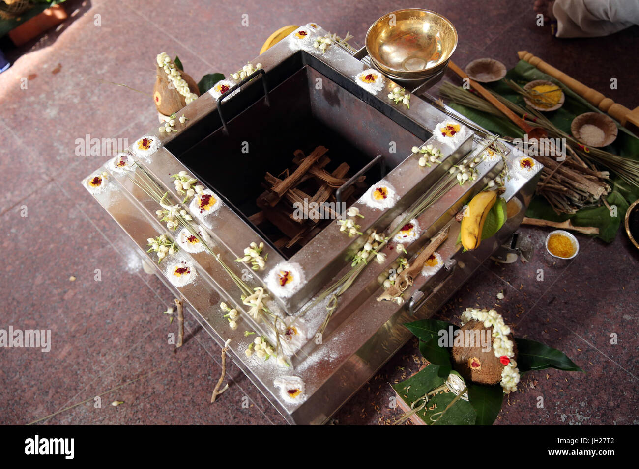 Hindu-Tempel Sri Vadapathira Kaliamman. Vedische Feuer Zeremonien. Das Ritual des Yajna.  Singapur. Stockfoto