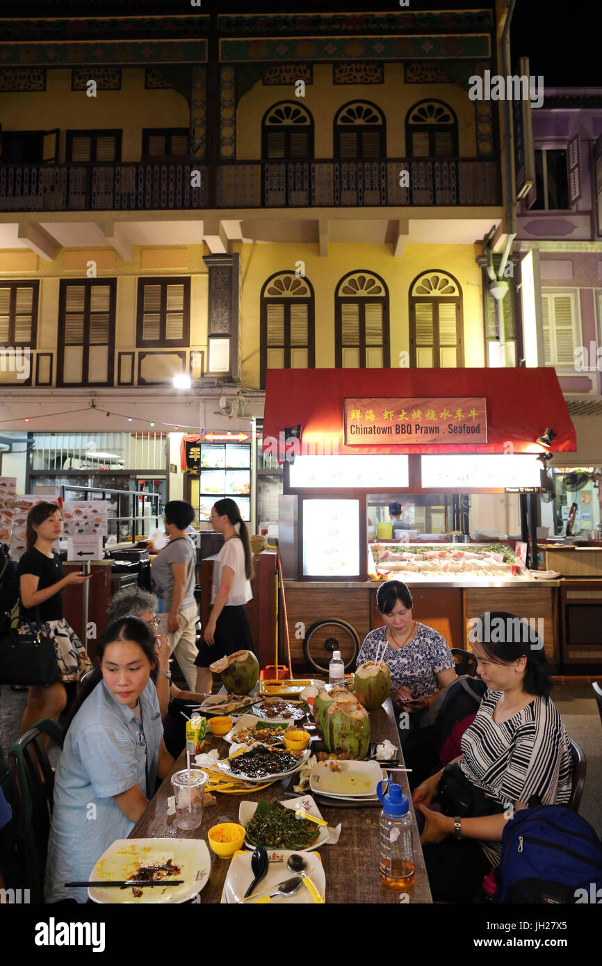 Imbissbuden in der Nacht. Chinatown. Singapur. Stockfoto