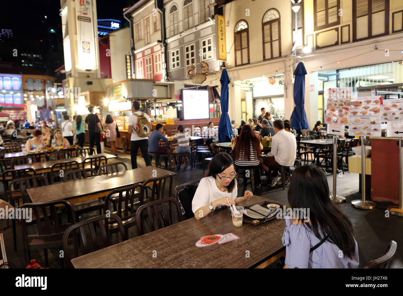 Imbissbuden in der Nacht. Chinatown. Singapur. Stockfoto