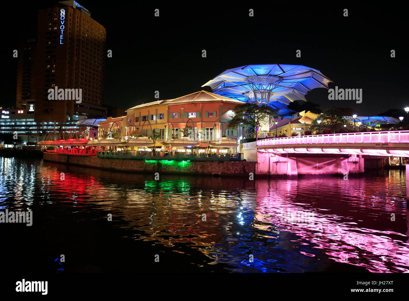 Clarke Quay und den Singapore River in der Nacht.  Singapur. Stockfoto