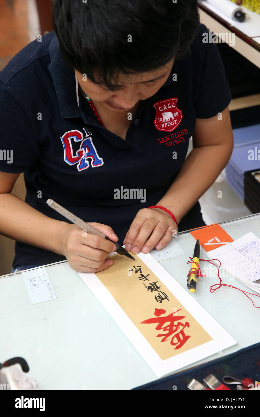 Chinesisches Kunsthandwerk zum Verkauf in Chinatown. Kalligraphie-Künstler.  Singapur. Stockfoto