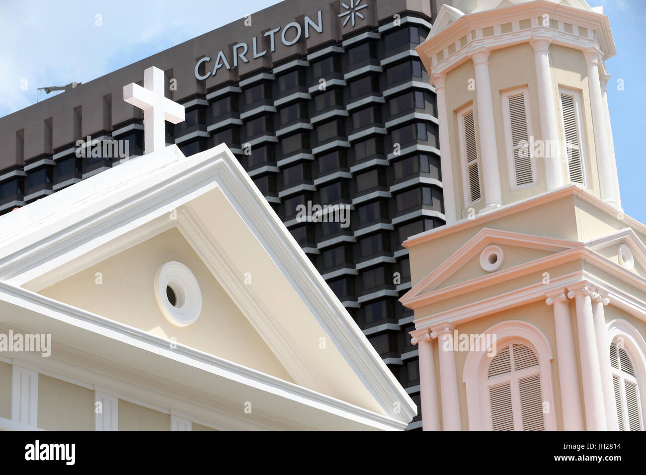 Kathedrale des guten Hirten und Carlton Hotels.  Singapur. Stockfoto