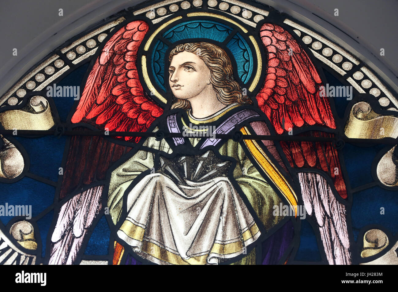 Chijmes. Glasmalerei-Fenster. Engel mit die Heiligen Nägel.  Singapur. Stockfoto