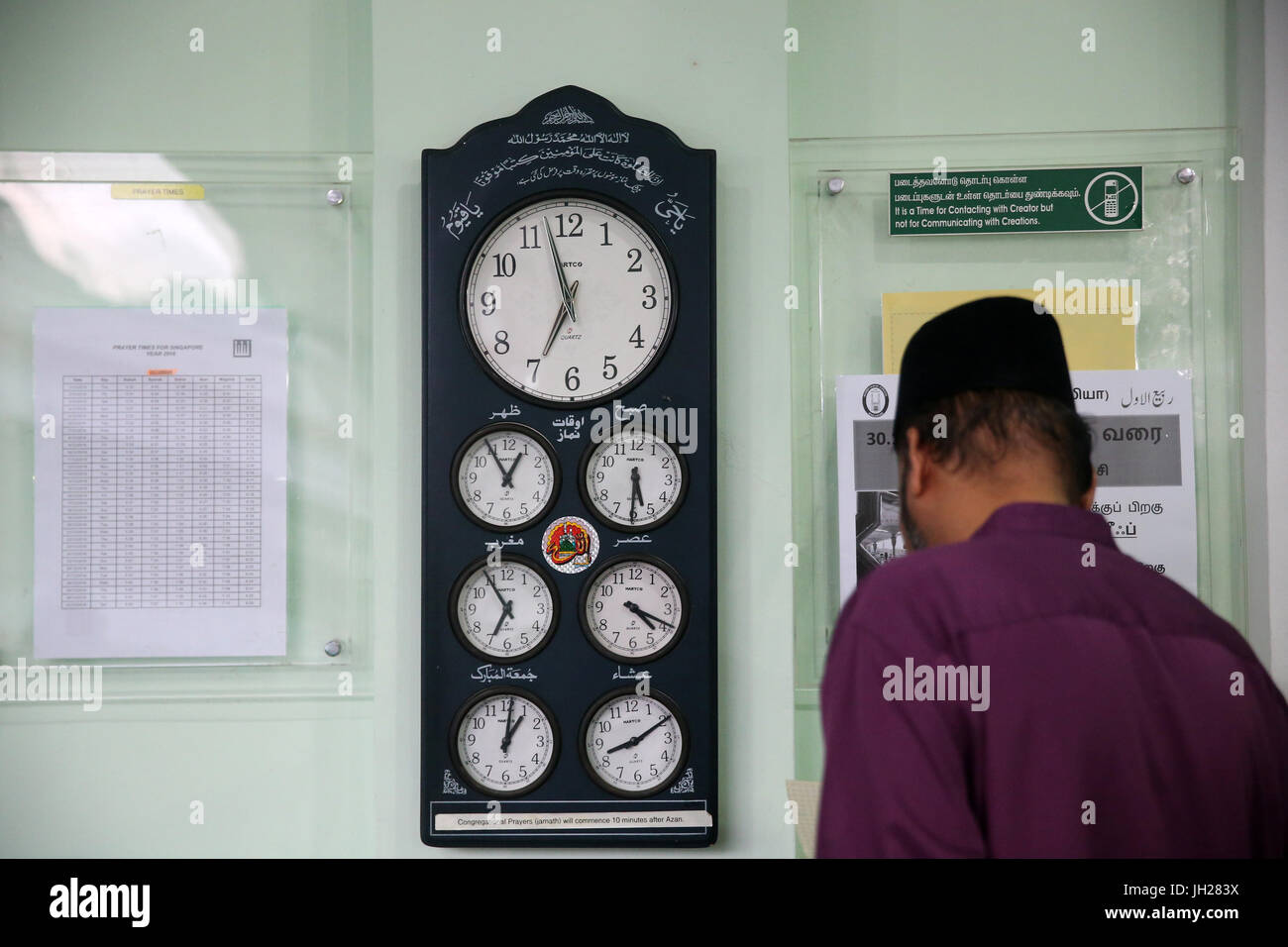 Masjid Jamae befindet sich eine der ältesten Moscheen in Singapur in Chinatown.  Uhren zeigen der Zeit alle Gebete Muslime. Salat. Singapur. Stockfoto