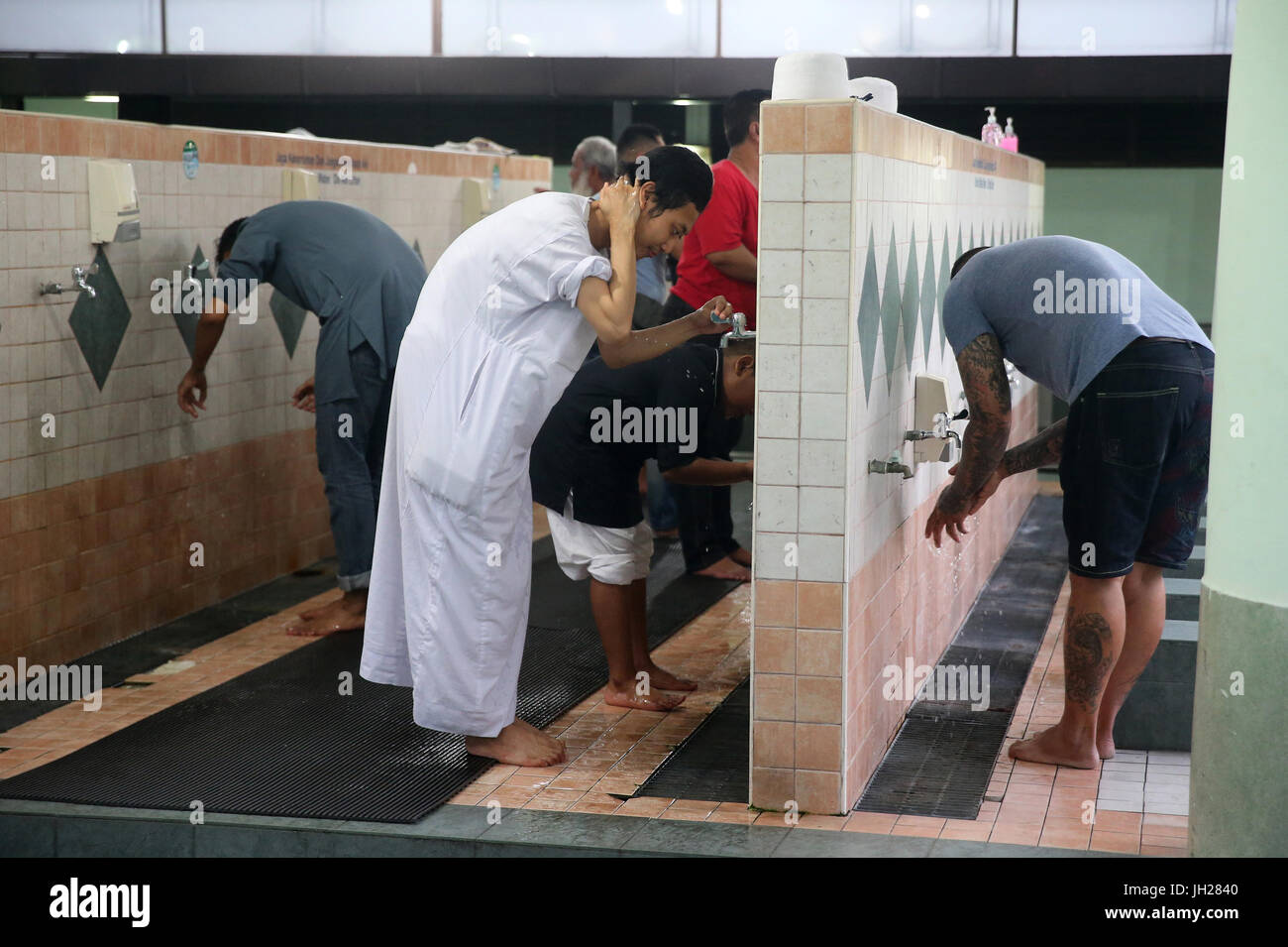 Masjid Jamae befindet sich eine der ältesten Moscheen in Singapur in Chinatown.  Moslems durchführen Waschung vor dem Salat.  Singapur. Stockfoto