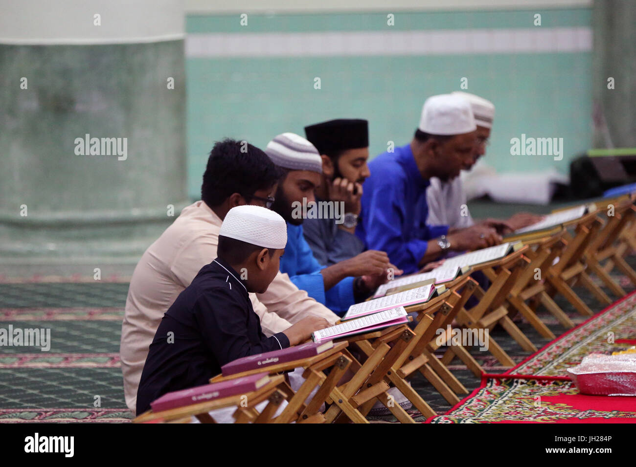 Masjid Jamae befindet sich eine der ältesten Moscheen in Singapur in Chinatown.  Muslime Kuran studieren.  Singapur. Stockfoto