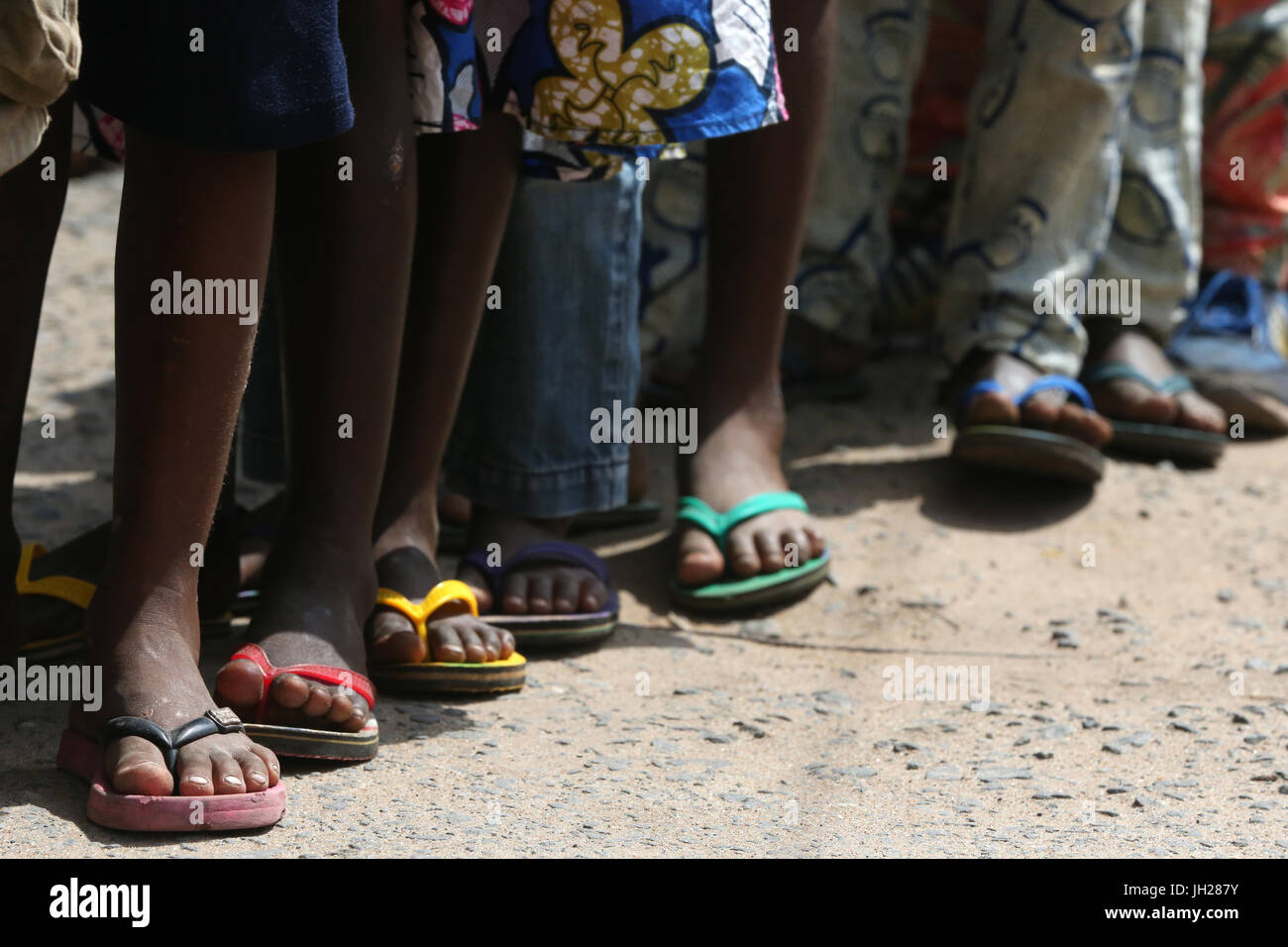 Grundschule in Afrika. Schülerinnen und Schüler Corlored Flip Flops tragen.   Lome. Togo. Stockfoto