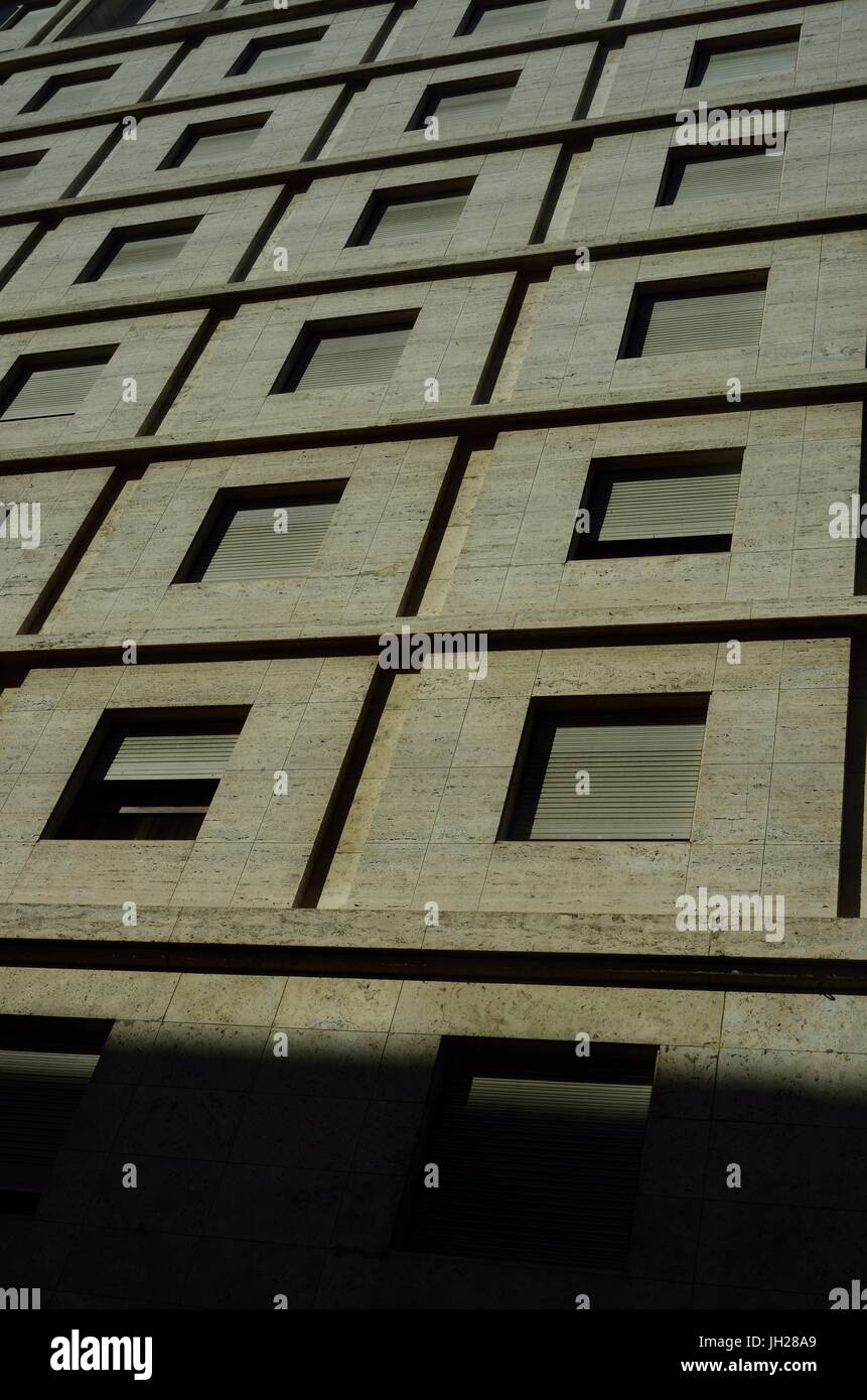Schöne Muster von Windows von einem kommerziellen Gebäude, Rom, Italien Stockfoto
