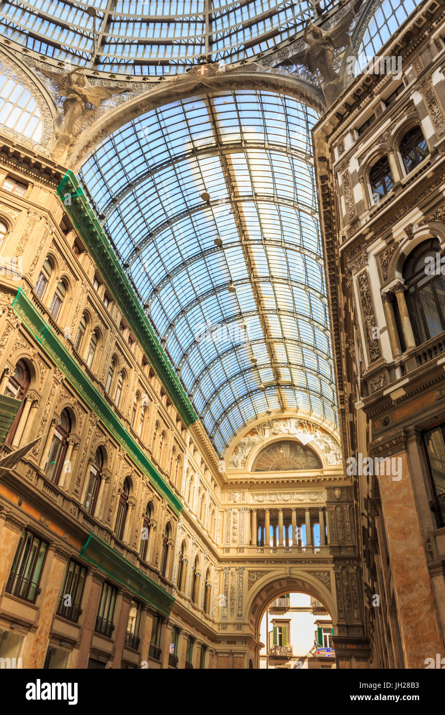 Morgenlicht erhellt die Galleria Umberto ich arcade, 1890, durch seine spektakulären gewölbten Glasdach, Neapel, Italien Stockfoto