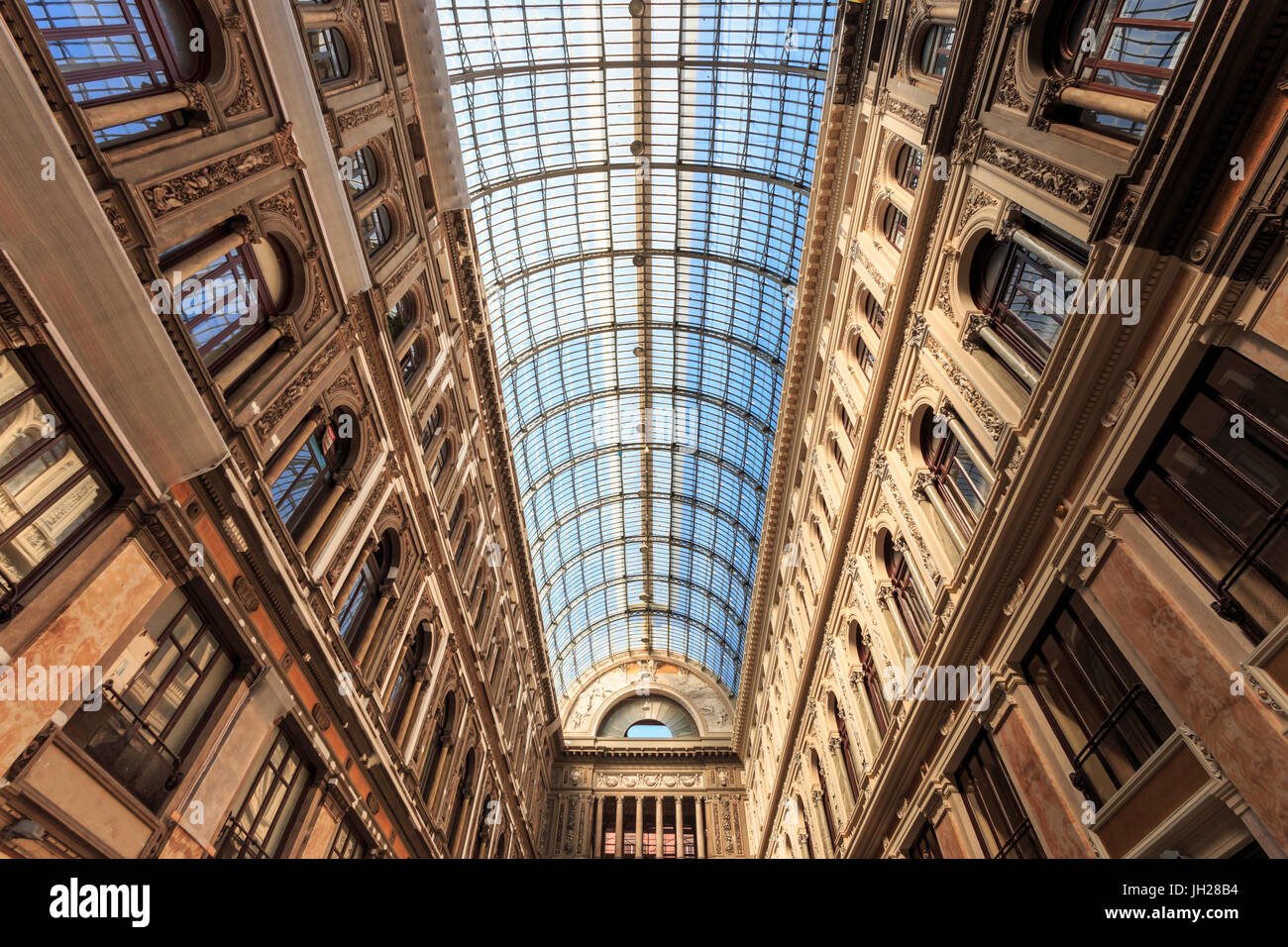 Morgenlicht erhellt die Galleria Umberto ich arcade, 1890, durch seine spektakulären gewölbten Glasdach, Neapel, Italien Stockfoto