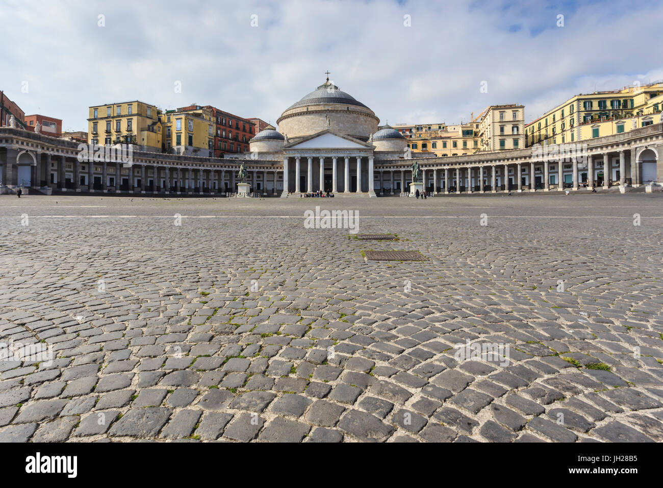 Basilica di San Francesco di Paola, auf dem gepflasterten Platz Piazza del Plebiscito, Neapel, Kampanien, Italien, Europa Stockfoto