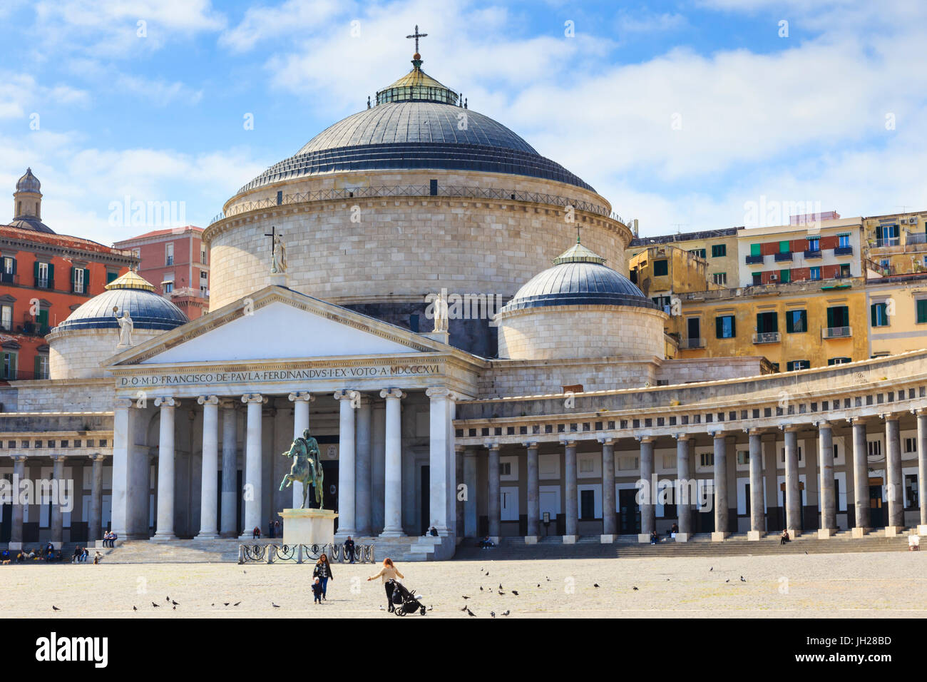 Tauben und Menschen in der Piazza del Plebiscito mit der Basilika di San Francesco di Paola, Neapel, Kampanien, Italien Stockfoto