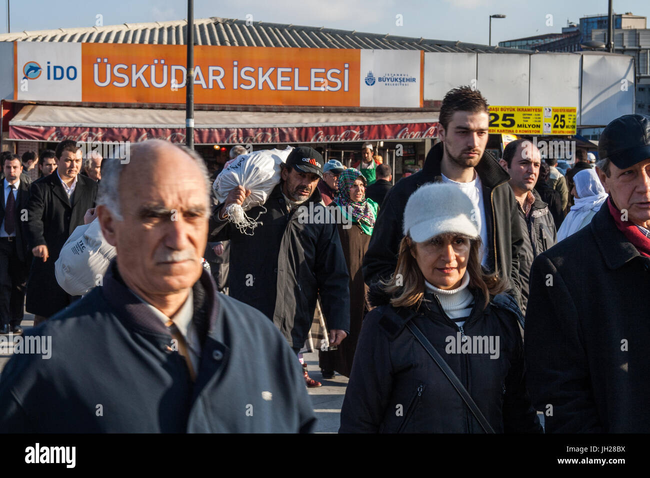 Pendler Stream einer Fähre auf dem Weg in Istanbul zu arbeiten Stockfoto