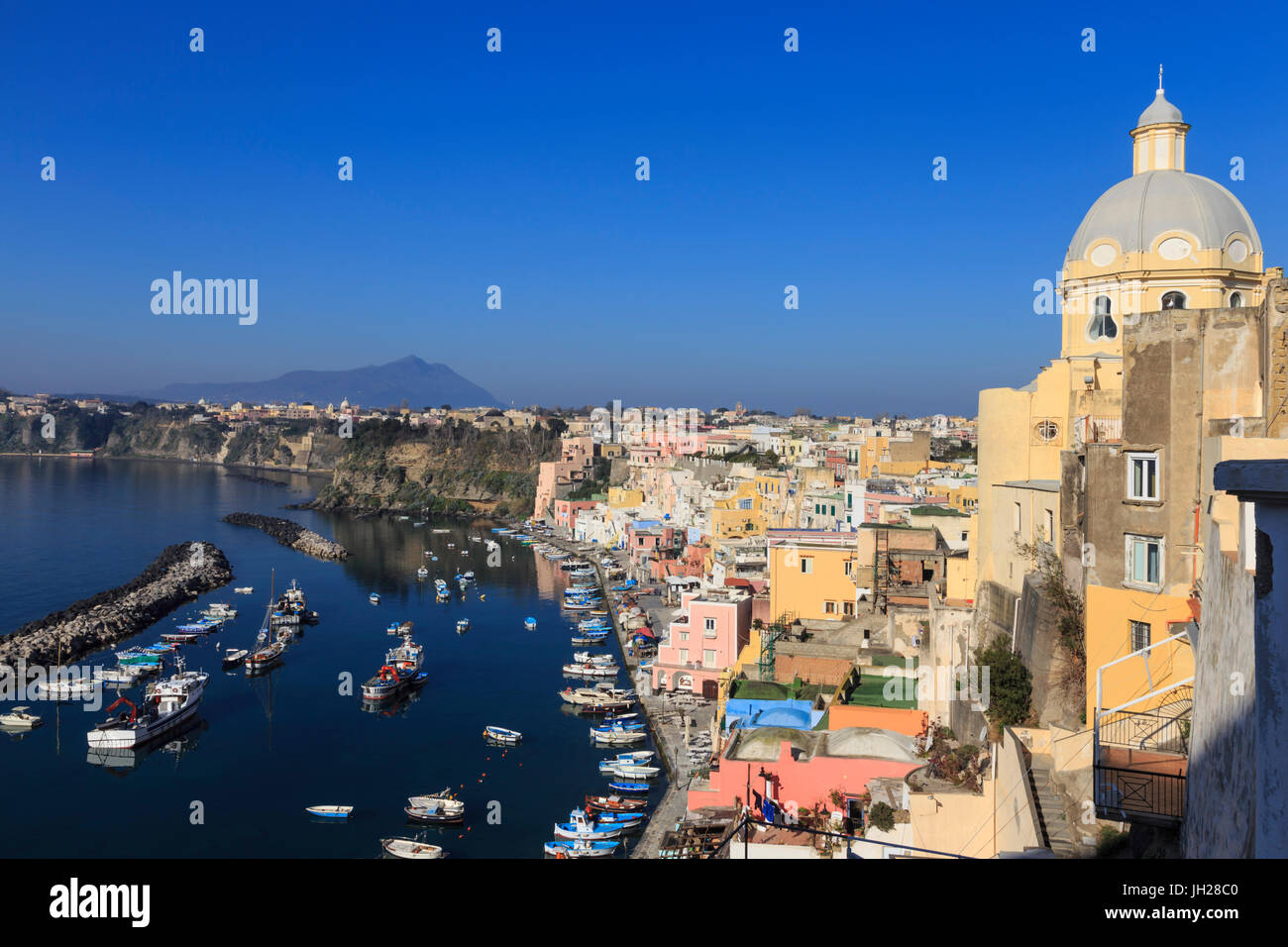 Marina Corricella, ziemlich Fischen Dorf, bunte Fischerhäuser, Boote und Kirche, Insel Procida, Neapel, Italien Stockfoto