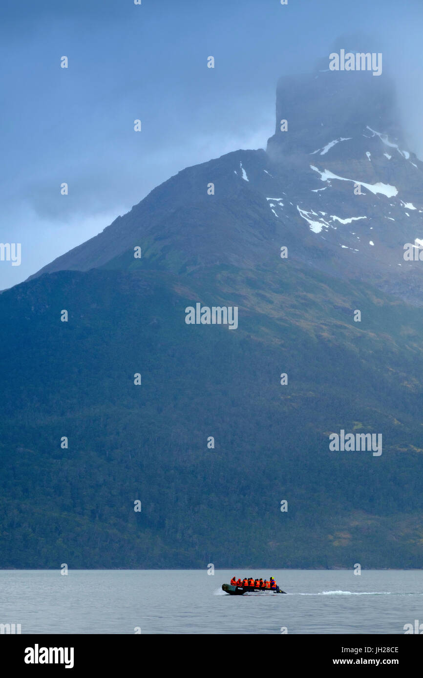 Schäbig in einem Fjord im Nationalpark Alberto de Agostini mit der Darwin-Bergkette hinter, Patagonien, Chile Stockfoto