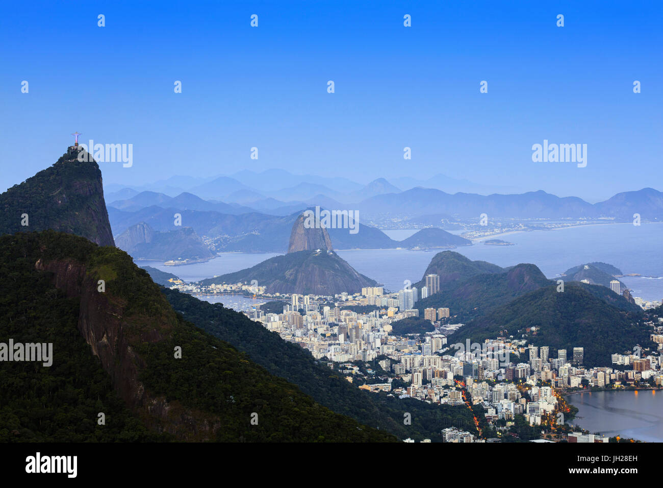 Die Lagoa Rodrigo de Freitas, Zuckerhut und Rio De Janeiro Landschaft vom Tijuca National Park, Rio De Janeiro, Brasilien Stockfoto