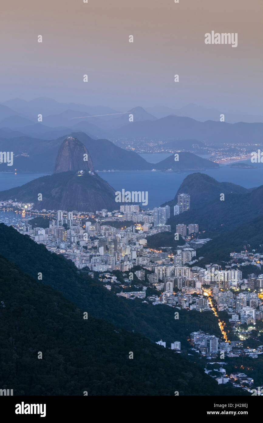 Der Zuckerhut und Rio De Janeiro Landschaft von Tijuca National Park, Rio De Janeiro, Brasilien, Südamerika Stockfoto