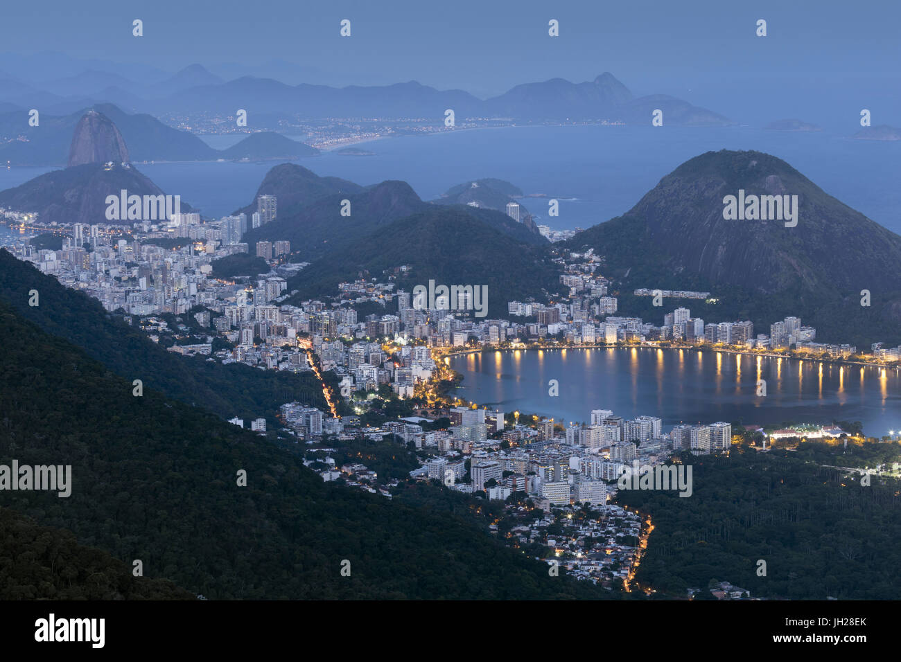 Die Lagoa Rodrigo de Freitas, Zuckerhut und Rio De Janeiro Landschaft vom Tijuca National Park, Rio De Janeiro, Brasilien Stockfoto