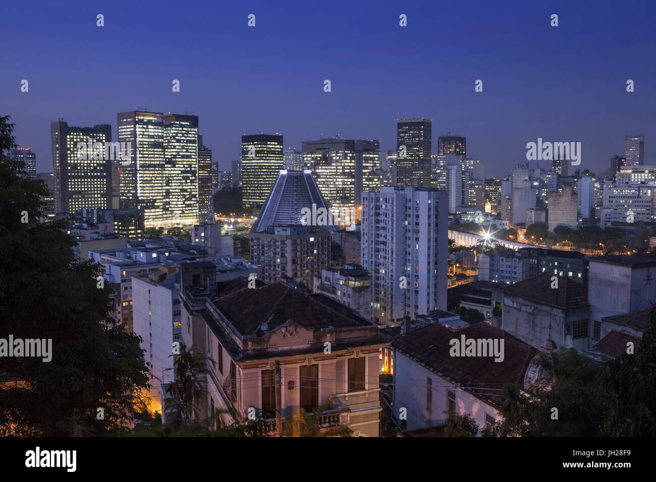 Blick auf die Wolkenkratzer der Innenstadt, mit Santa Teresa in den Vordergrund, Rio De Janeiro, Brasilien Stockfoto