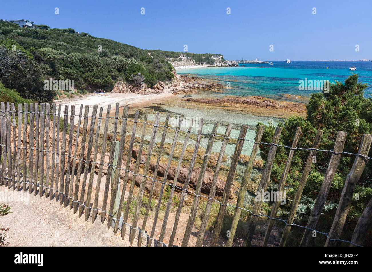 Der Holzzaun rahmt die Kalkfelsen und das türkisblaue Meer, Sperone, Bonifacio, Süd-Korsika, Frankreich, Mittelmeer, Europa Stockfoto