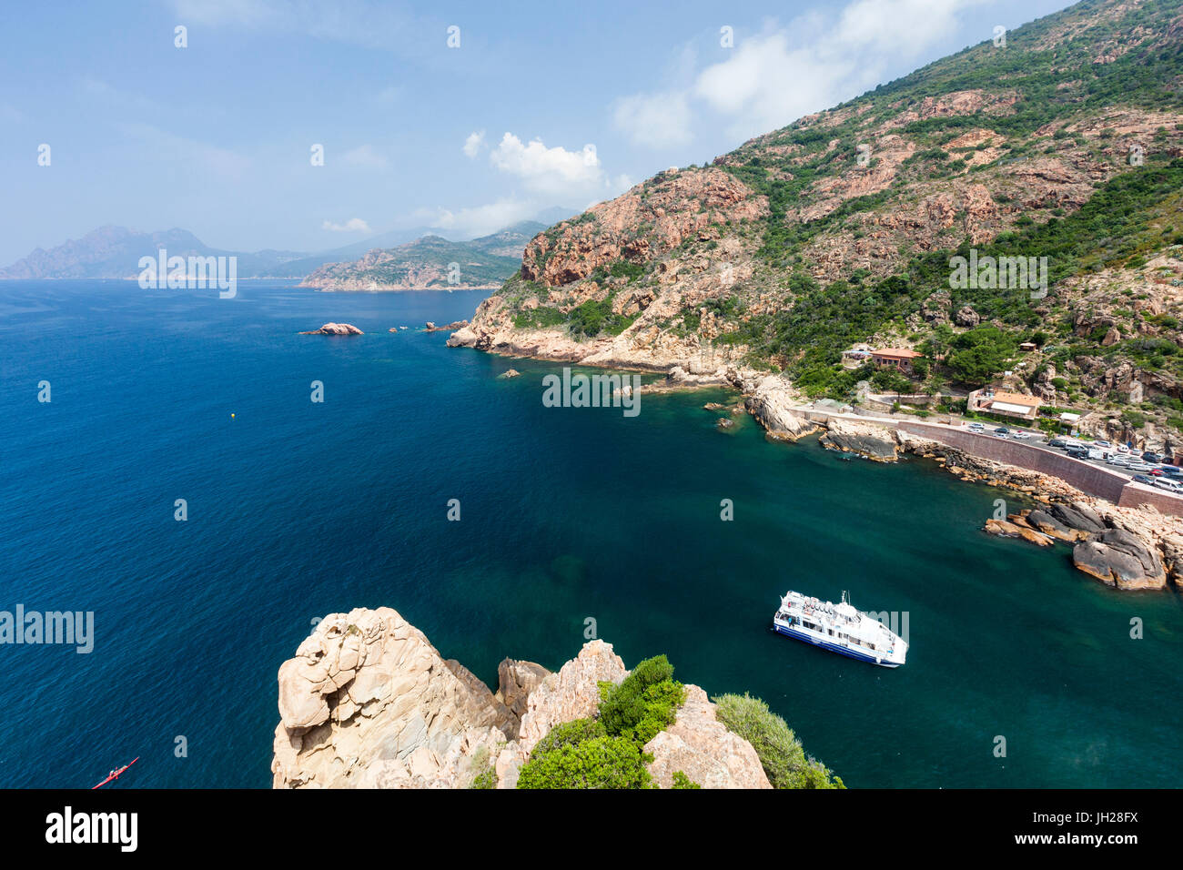 Touristenboot im türkisfarbenen Meer umrahmt von Kalksteinfelsen, Porto, Korsika, Südfrankreich, Mittelmeer, Europa Stockfoto