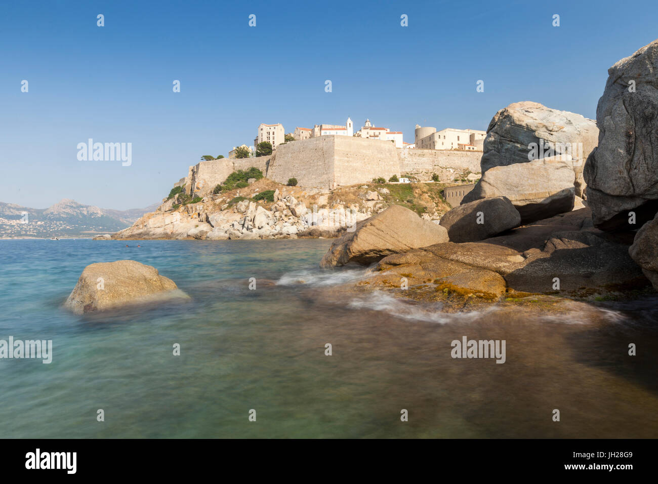 Die alte befestigte Zitadelle auf dem Vorgebirge, umgeben durch das klare Meer, Calvi, Balagne Region, Korsika, Frankreich, mediterran Stockfoto