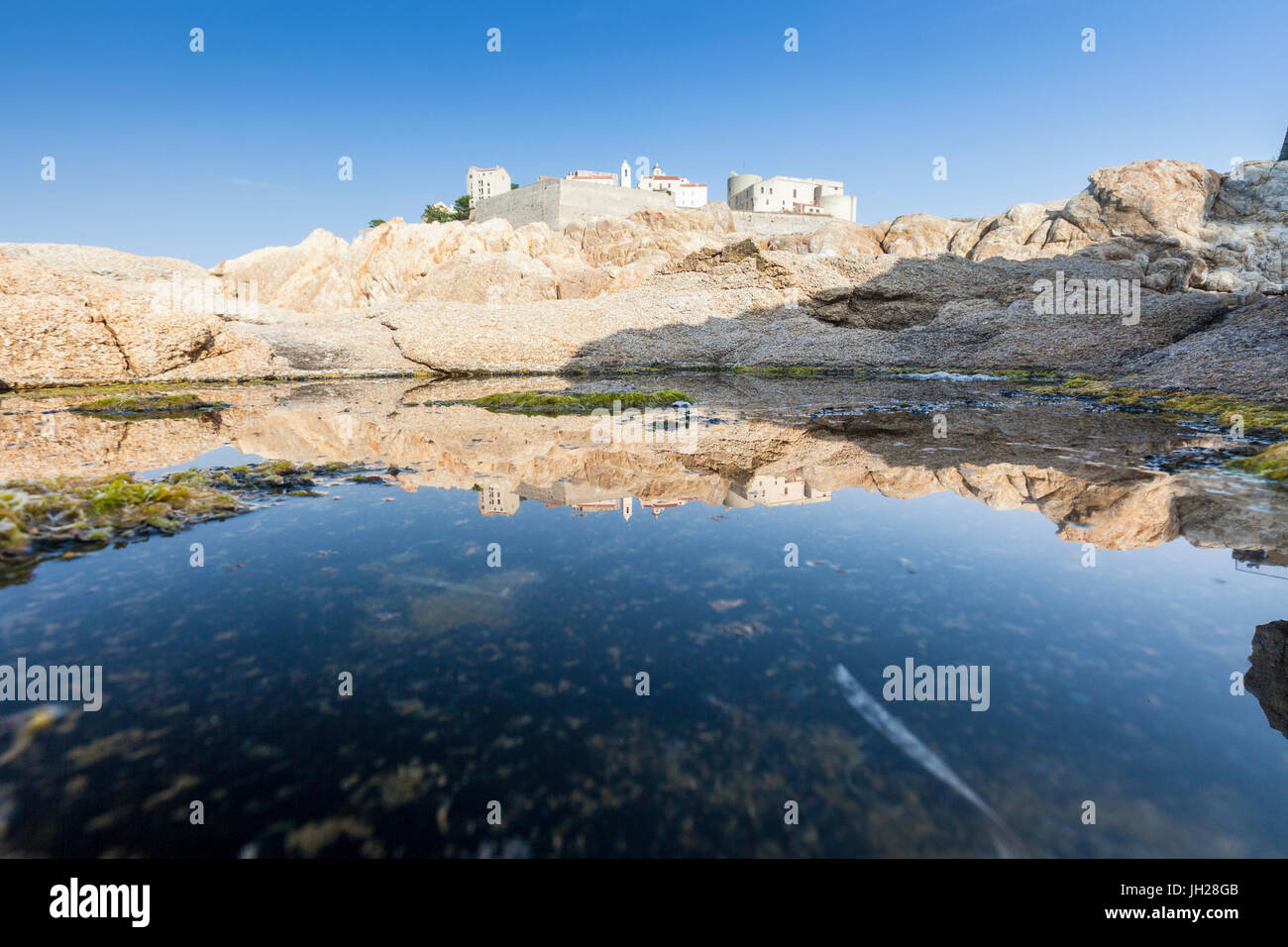 Die alte befestigte Zitadelle spiegelt sich in das blaue Meer, Calvi, Balagne Region, Korsika, Frankreich, Mittelmeer, Europa Stockfoto