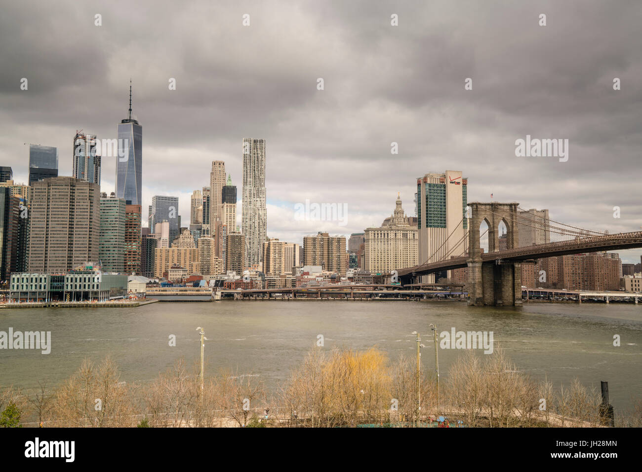 Skyline von Manhattan und Brooklyn Bridge an einem bewölkten Tag, New York City, Vereinigte Staaten von Amerika, Nordamerika Stockfoto