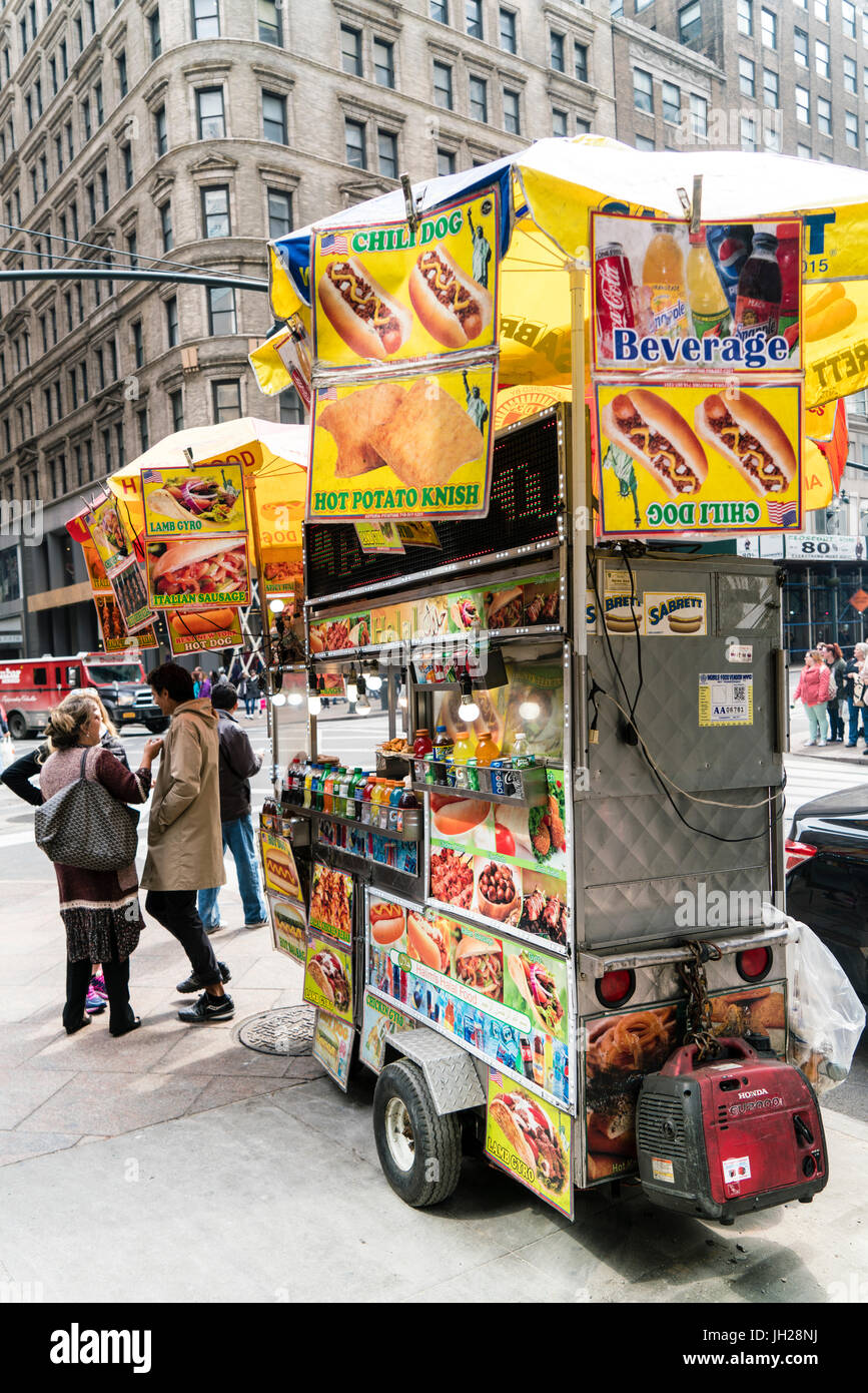 Streetfood Warenkorb, Manhattan, New York City, Vereinigte Staaten von Amerika, Nordamerika Stockfoto