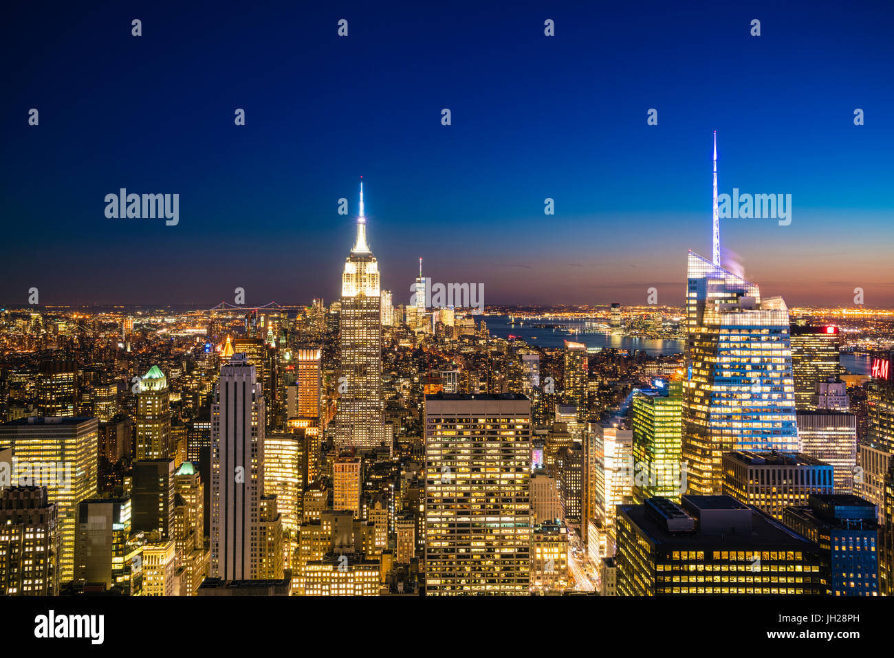 Skyline von Manhattan und Empire State Building bei Sonnenuntergang, New York City, Vereinigte Staaten von Amerika, Nordamerika Stockfoto