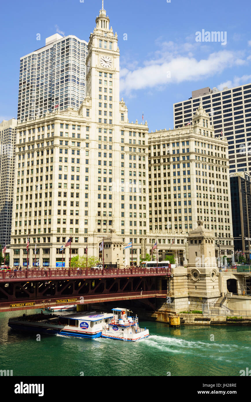 Sightseeing-Boot Unterquerung DuSable Brücke über den Chicago River mit Wrigley Building hinter, Chicago, Illinois, USA Stockfoto