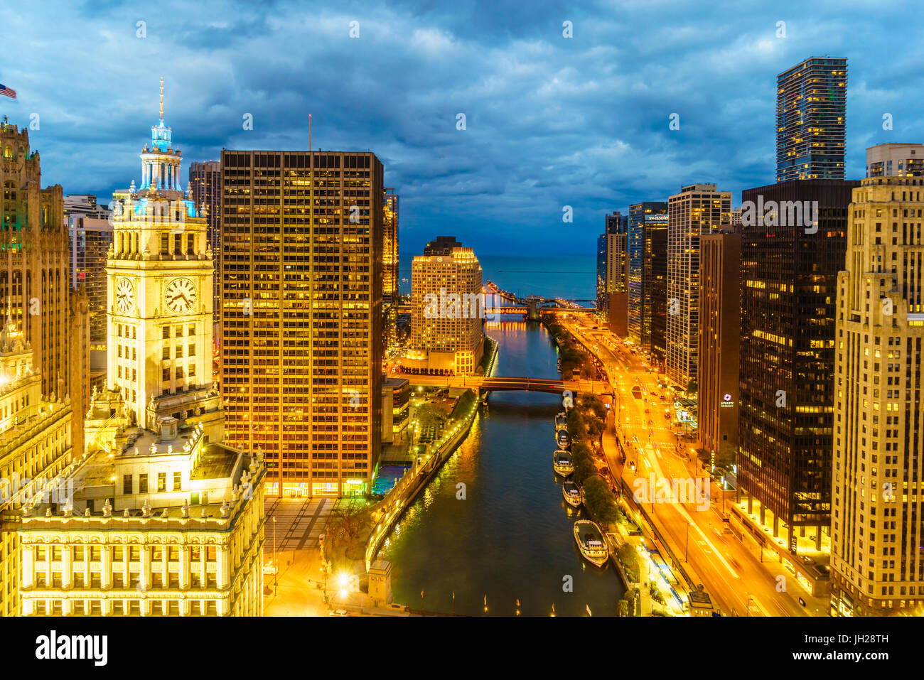 Türme entlang des Chicago River zum Lake Michigan und Chicago, Illinois, Vereinigte Staaten von Amerika, Nordamerika Stockfoto